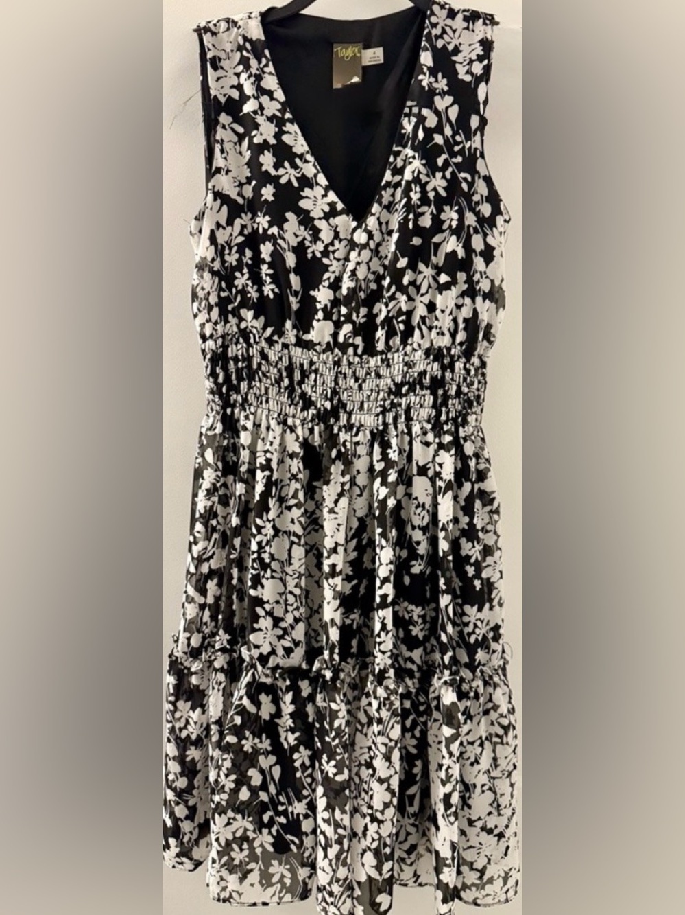 Taylor Women’s Flowy Sleeveless Floral Black & Cream Dress Size 4 Gently Worn